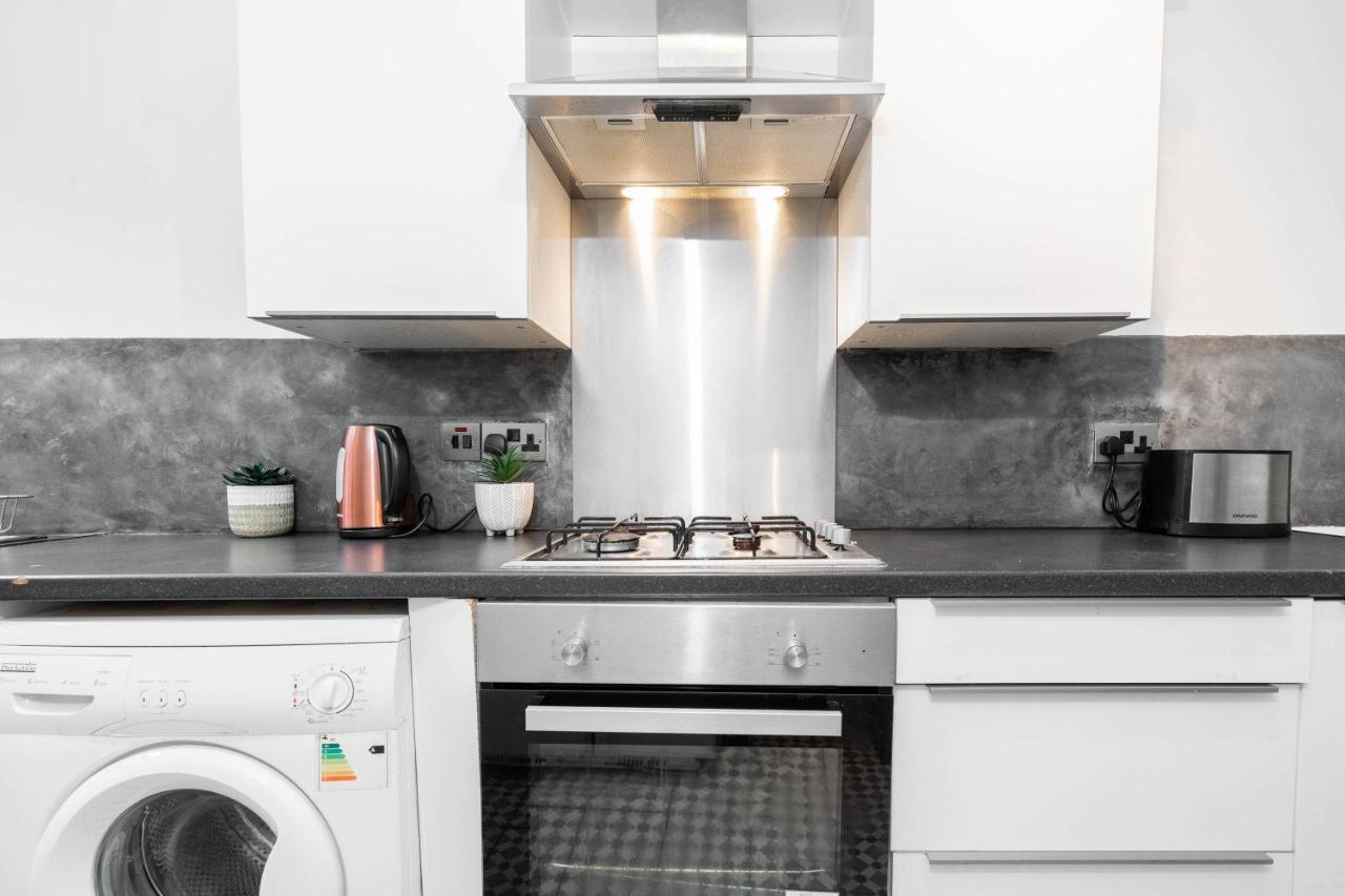 5 Bedroom House - 11 Guests - Garden - Wifi - Smart Tv - Top Rated - Large Driveway 4 Multiple Vehicles - Perfect For Contractors Birmingham Dış mekan fotoğraf